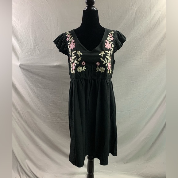 Black Floral Embroidery Butterfly Sleeve Smock Dress - Picture 6 of 9